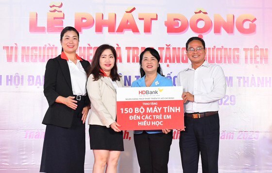 Nhà tài trợ trao hỗ trợ 150 máy vi tính cho học sinh hiếu học khó khăn. Ảnh: VIỆT DŨNG ảnh 3