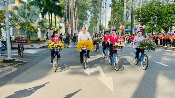 Lãnh đạo TPHCM cùng các đại biểu diễu hành hưởng ứng “Tháng cùng phụ nữ hành động” ảnh 8