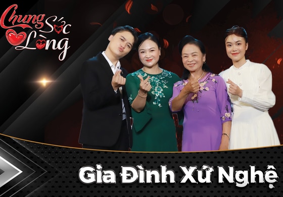 Ca sĩ Đào Ngọc Sang (ngoài cùng bên trái) cùng các thành viên trong gia đình tham gia chương trình ảnh 6