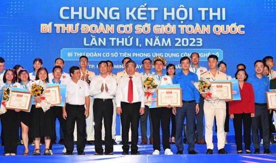 Đồng chí Bùi Quang Huy và đồng chí Nguyễn Phước Lộc trao giải cho các thí sinh. Ảnh: VIỆT DŨNG ảnh 4