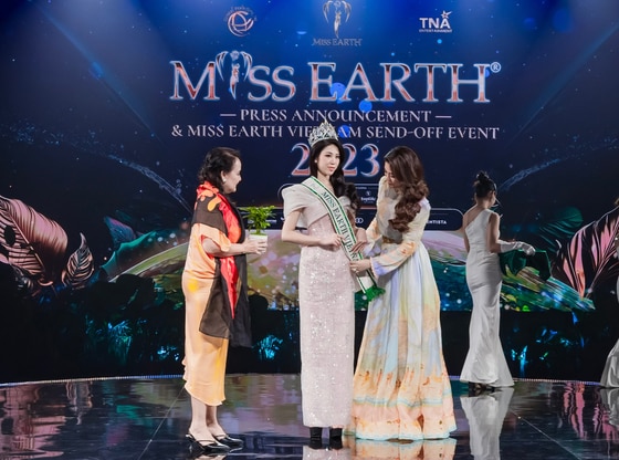 Ban Tổ chức Miss Earth 2023 trao sash cho Hoa hậu Lan Anh ảnh 4