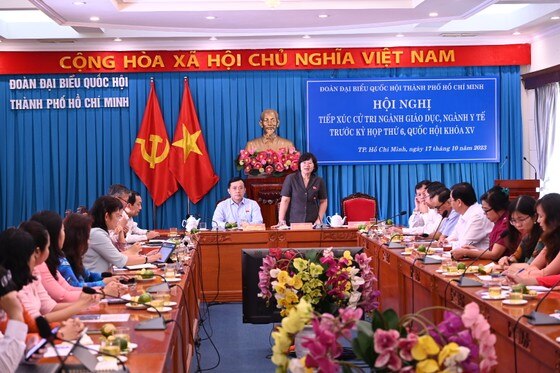 Phó Trưởng đoàn chuyên trách Đoàn ĐBQH TPHCM Văn Thị Bạch Tuyết trao đổi tại hội nghị. Ảnh: VĂN MINH ảnh 2