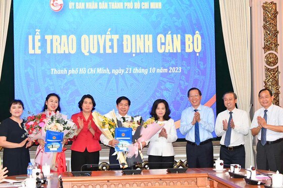 Chủ tịch UBND TPHCM Phan Văn Mãi trao quyết định, chúc mừng hai Phó Giám đốc Trung tâm xúc tiến Thương mại và Đầu tư TPHCM. Ảnh: VIỆT DŨNG ảnh 2