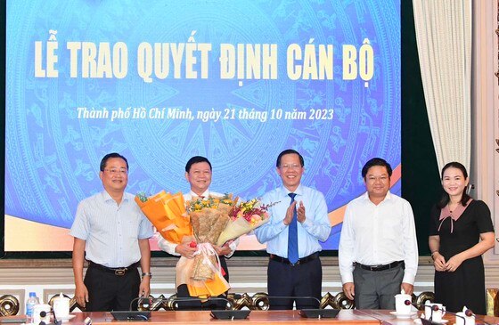 Chủ tịch UBND TPHCM Phan Văn Mãi trao quyết định, chúc mừng Phó Giám đốc Sở LĐTB-XH Nguyễn Tăng Minh. Ảnh: VIỆT DŨNG ảnh 3