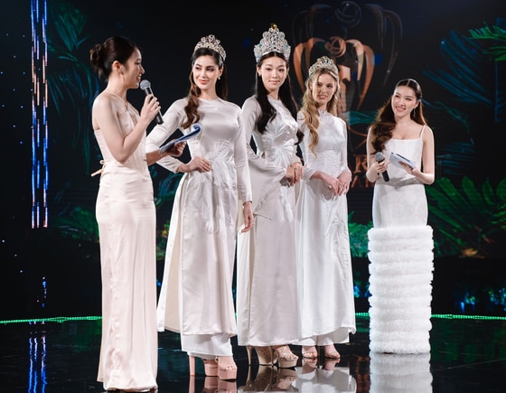 Hoa hậu Trái Đất 2022 Mina Sue Choi cùng Miss Earth Fire 2022 Andrea Aguilera, Miss Earth Air 2022 Sheridan Mortlock giao lưu với khán giả Việt Nam ảnh 1