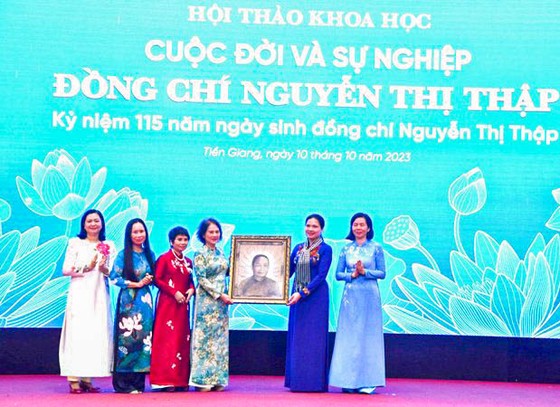 Trao tặng tranh chân dung đồng chí Nguyễn Thị Thập bằng lá sen cho Hội Liên hiệp Phụ nữ Việt Nam ảnh 1