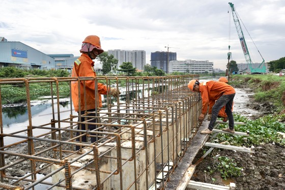 Công nhân thi công dự án xây dựng và cải tạo kênh Tham Lương - Bến Cát - rạch Nước Lên Ảnh: HOÀNG HÙNG ảnh 1