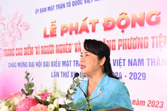 Chủ tịch Ủy ban MTTQ Việt Nam TPHCM Trần Kim Yến phát động tháng cao điểm &quot;Vì người nghèo&quot; năm 2023. Ảnh VIỆT DŨNG ảnh 1