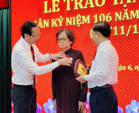 Trưởng Ban Nội chính Thành ủy TPHCM Lê Thanh Liêm và Bí thư Quận ủy quận 6 Ma Xuân Việt trao Huy hiệu Đảng cho đảng viên cao tuổi Đảng. Ảnh: CHÍ THẠCH