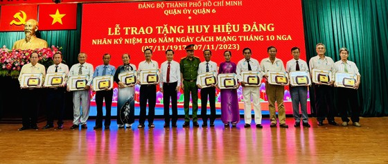 Trưởng Ban Nội chính Thành ủy TPHCM Lê Thanh Liêm cùng lãnh đạo quận 6 trao Huy hiệu Đảng cho đảng viên cao tuổi Đảng. Ảnh: CHÍ THẠCH