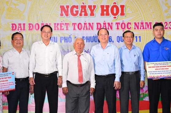 Tại ngày hội, nhân dân trong khu phố 2 ký kết thực hiện các công trình trước sự chứng kiến của Phó Bí thư Thành ủy TPHCM Nguyễn Hồ Hải và lãnh đạo quận 11. Ảnh: VIỆT DŨNG