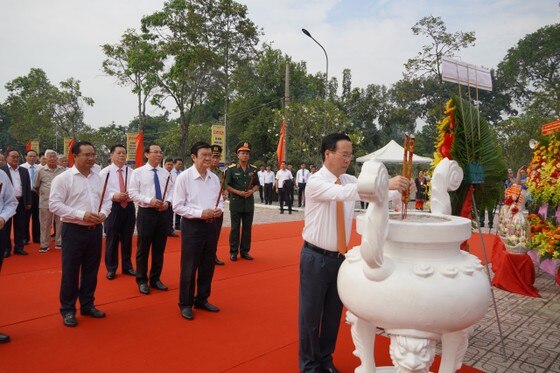 Chủ tịch nước Võ Văn Thưởng dâng hương tại khu tưởng niệm đồng chí Võ Văn Tần