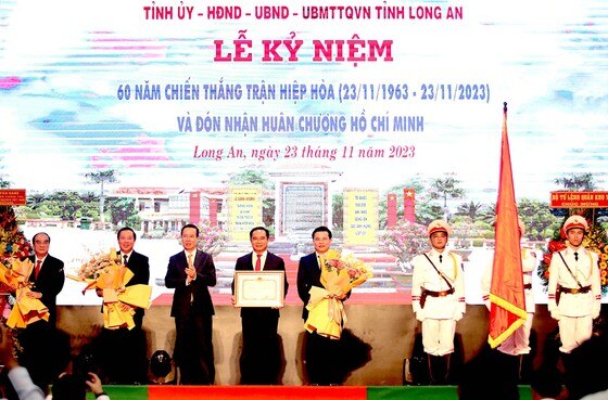 Chủ tịch nước Võ Văn Thưởng trao tặng Huân chương Hồ Chí Minh tới Đảng bộ, chính quyền và nhân dân tỉnh Long An