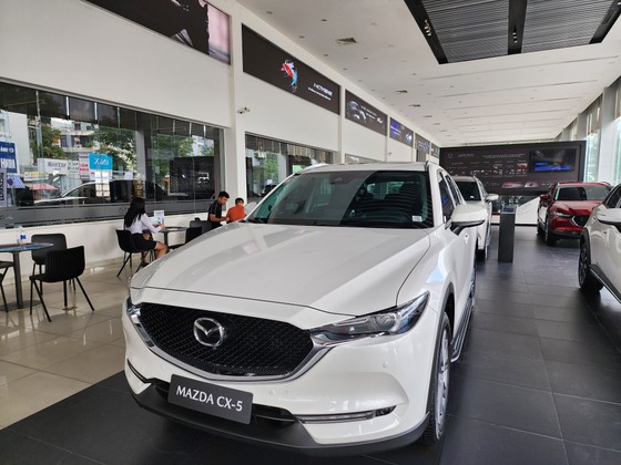 Showroom Mazda Gò Vấp bày biện nhiều xe mới, nhưng lác đác khách hàng đến xem. Ảnh: ĐỨC TRUNG