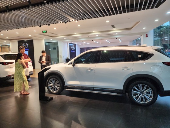 Các showroom ô tô tại TPHCM đang trông chờ khách hàng dịp cuối năm này. Ảnh: ĐỨC TRUNG