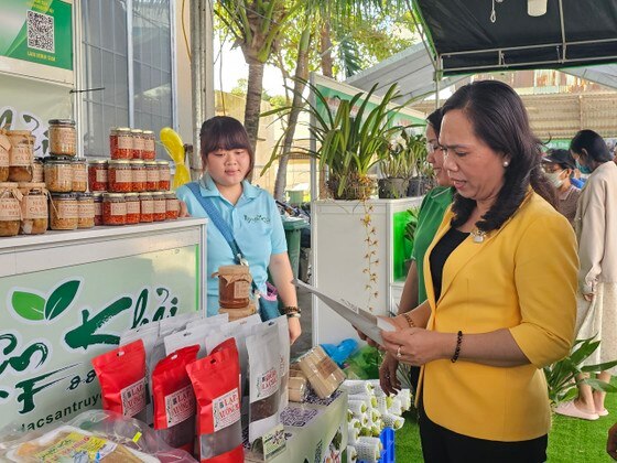 Chủ tịch Hội Nông dân TPHCM Nguyễn Thanh Xuân tham quan các gian hàng