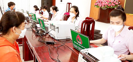 Ngân hàng chính sách xã hội quận 12 (TPHCM) giải ngân cho người dân vay vốn