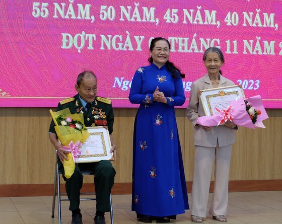 Phó Bí thư Thành ủy TPHCM, Chủ tịch HĐND TPHCM Nguyễn Thị Lệ trao tặng Huy hiệu 75 năm tuổi Đảng đến các đồng chí đảng viên