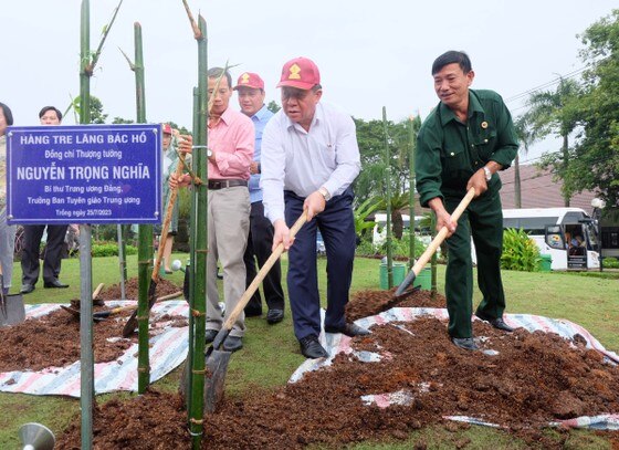 Trưởng Ban Tuyên giáo Trung ương Nguyễn Trọng Nghĩa trồng cây tại Vườn cây quà tặng trong khuôn viên Công viên Lịch sử - Văn hóa dân tộc, TP Thủ Đức, TPHCM