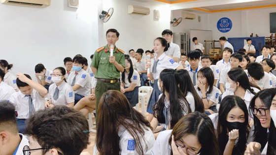 Trung tá Bùi Thái Đức, Chuyên viên chính Phòng Xây dựng phong trào Toàn dân bảo vệ an ninh Tổ quốc, Công an TPHCM phổ biến kiến thức về xâm hại tình dục cho học sinh