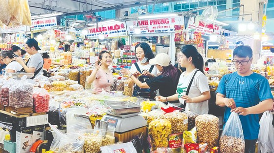 Đoàn khách Trung Quốc tham quan, mua sắm tại chợ An Đông (TPHCM), chiều 25-11-2023