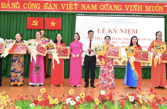 Lãnh đạo Đảng ủy phường Võ Thị Sáu trao Huy hiệu 30 năm tuổi Đảng đến đảng viên. Ảnh: VIỆT DŨNG