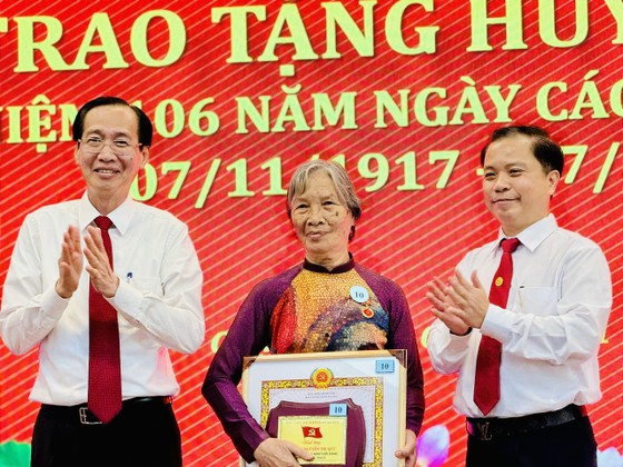 Trưởng Ban Nội chính Thành ủy TPHCM Lê Thanh Liêm và Bí thư Quận ủy quận 6 Ma Xuân Việt trao Huy hiệu Đảng cho đảng viên cao tuổi. Ảnh: CHÍ THẠCH