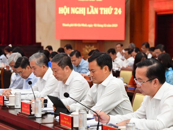 Lãnh đạo UBND TPHCM dự hội nghị. Ảnh: VIỆT DŨNG