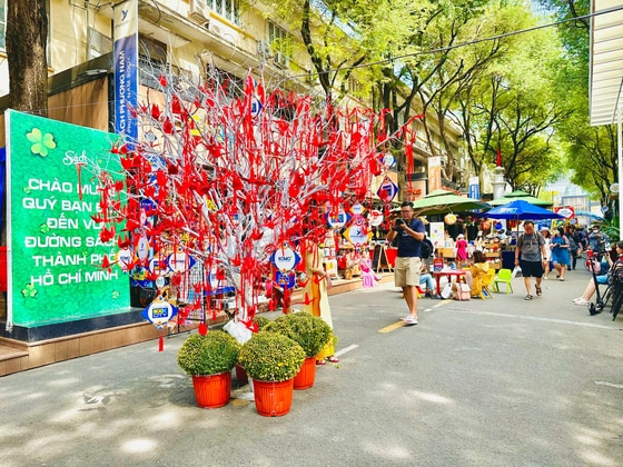 Nhiều năm nay, Đường sách TPHCM trở thành điểm đến yêu thích của những du khách trong và ngoài nước. Ảnh: ĐƯỜNG SÁCH TPHCM