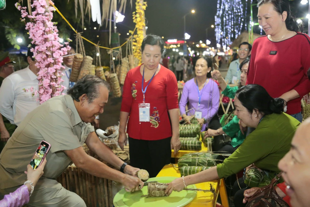 cac-dai-bieu-nguoi-dan-trai-nghiem-goi-banh-tai-cho-hoa-xuan-nam-2023-1862.jpg