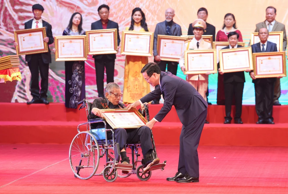 Chủ tịch nước Võ Văn Thưởng trao tặng danh hiệu NSND cho đạo diễn Hoàng Quân Tạo, Nhà hát Kịch Hà Nội. Ảnh: QUANG PHÚC