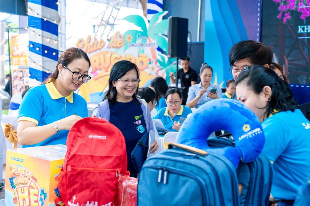 Người dân, du khách háo hức với tiết mục rút thăm trúng thưởng tại gian hàng Lữ hành Saigontourist.jpg