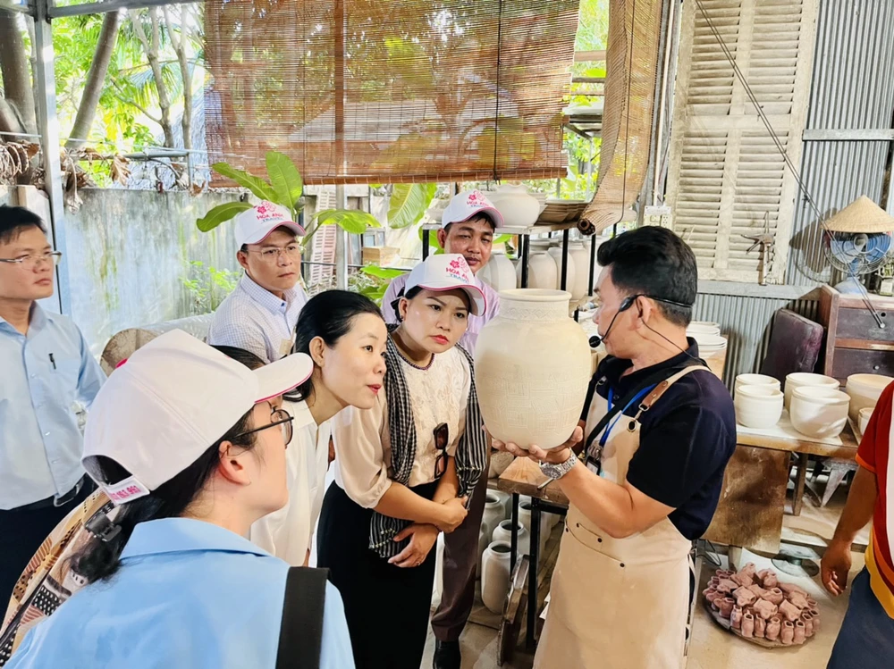 Khách nghe giới thiệu về quy trình chế tác gốm tại Vườn nhà Gốm ở TP Thuận An, Bình Dương chiều 26-4