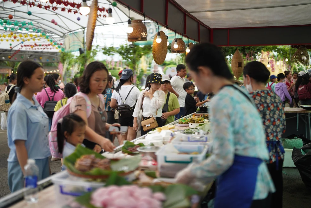 Khách tìm hiểu ẩm thực trong khuôn khổ Lễ hội sông nước.jpg