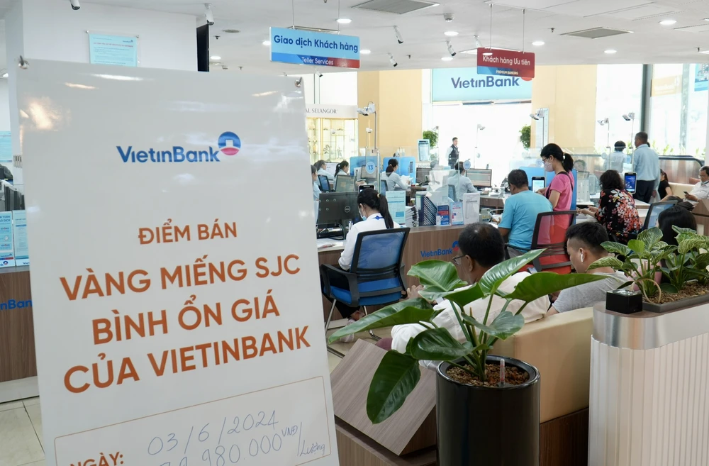 Ban vang Vietinbank.jpg