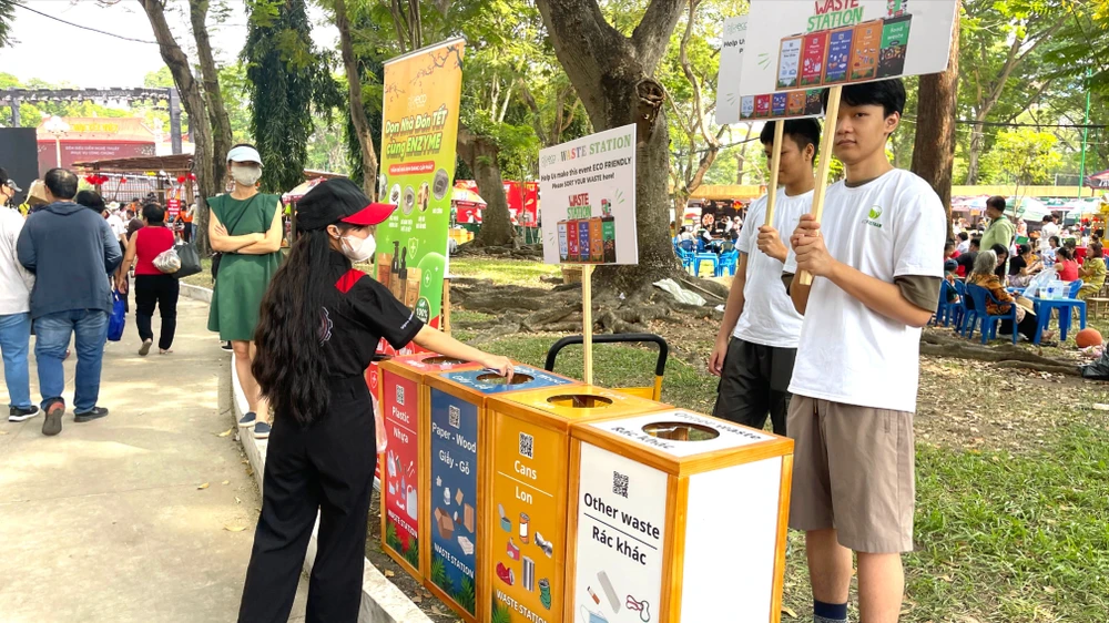 Vận động và hướng dẫn người dân phân biệt rác tại nguồn trong một lễ hội ẩm thực tại Công viên Lê Văn Tám. Ảnh: HOÀNG HÙNG