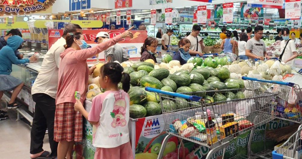 Người dân chọn mua thực phẩm tại siêu thị MM Mega Market trên địa bàn TPHCM. Ảnh: KIÊN TRUNG