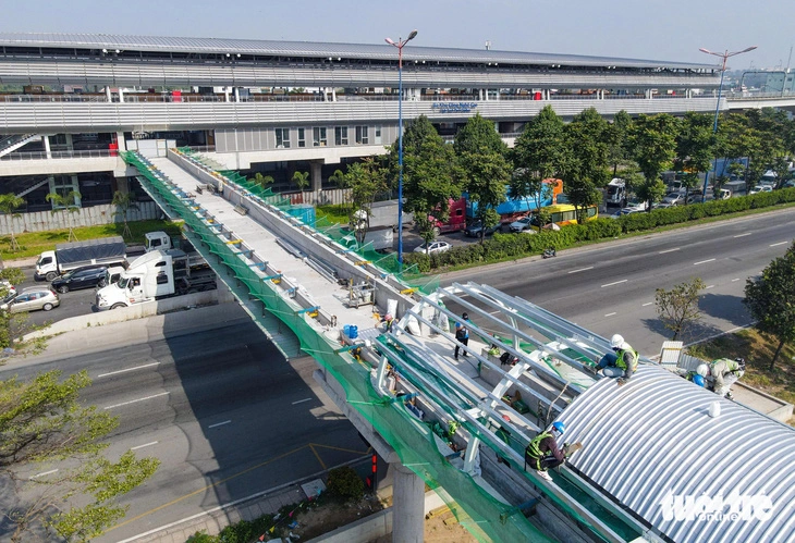 Các cây cầu đi bộ kết nối nhà ga tuyến metro số 1 bắc qua đường Võ Nguyên Giáp (TP.HCM) - Ảnh: CHÂU TUẤN