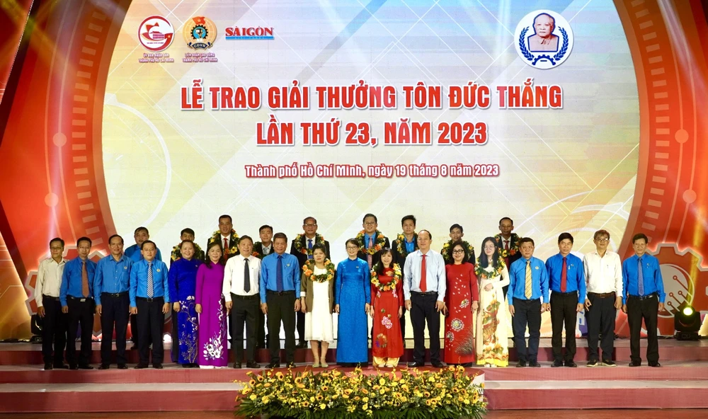 Lãnh đạo TPHCM, Tổng LĐLĐ Việt Nam, LĐLĐ TPHCM chúc mừng 11 kỹ sư, công nhân tiêu biểu đoạt Giải thưởng Tôn Đức Thắng lần thứ 23, năm 2023. Ảnh HOÀNG HÙNG.jpg