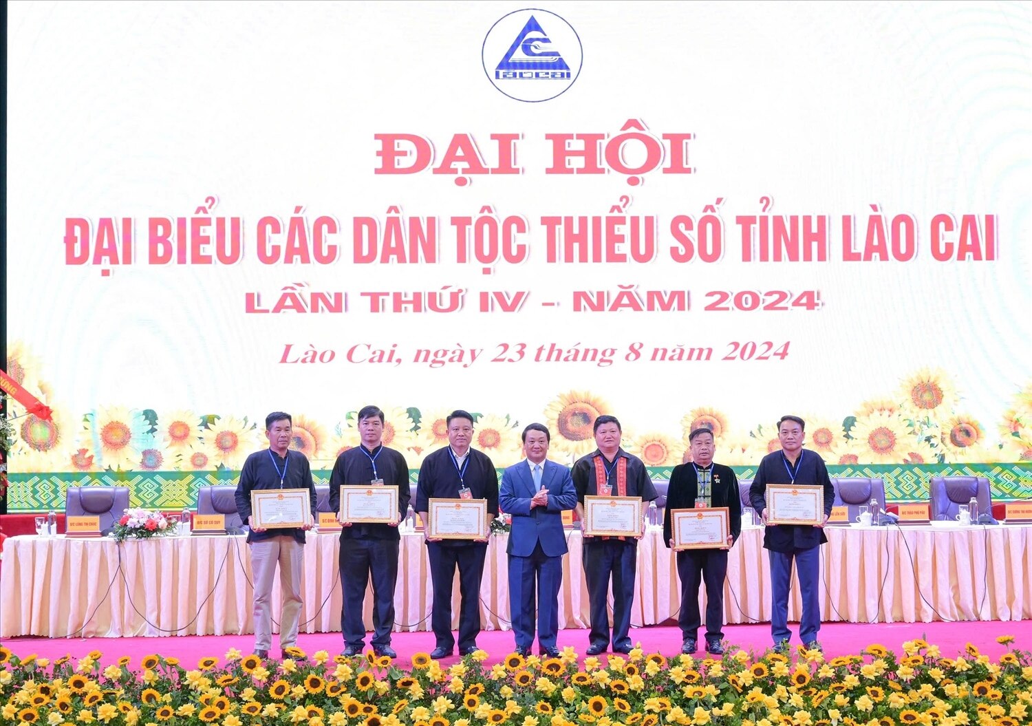 Tặng Bằng khen của Bộ trưởng, Chủ nhiệm Ủy ban Dân tộc cho 1 tập thể và 5 cá nhân