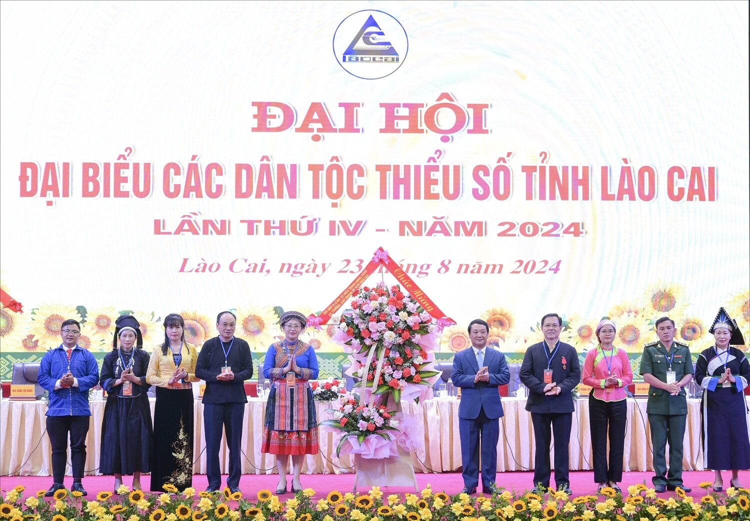 Bộ trưởng, Chủ nhiệm Ủy ban Dân tộc Hầu A lềnh tặng hoa chúc mừng Đại hội