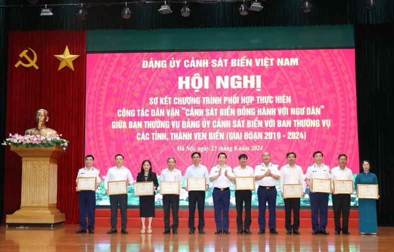 Sơ kết Chương trình phối hợp thực hiện công tác dân vận “Cảnh sát biển đồng hành với ngư dân” giai đoạn 2019-2024 ảnh 4