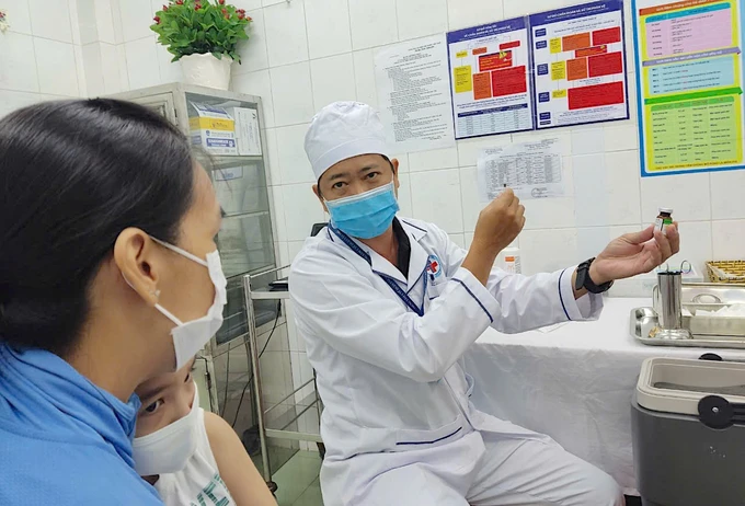 Bác sĩ tư vấn về vaccine sởi cho mẹ trẻ trước khi tiêm Ảnh: QUANG HUY