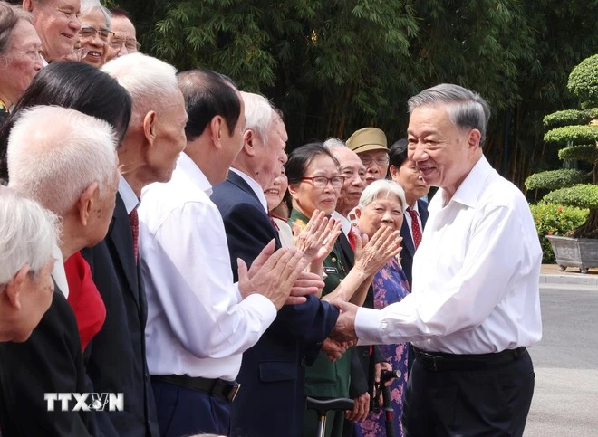 Tổng Bí thư, Chủ tịch nước Tô Lâm gặp mặt các cán bộ từng phục vụ Chủ tịch Hồ Chí Minh tại Phủ Chủ tịch giai đoạn 1954-1969. (Ảnh: Lâm Khánh/TTXVN)