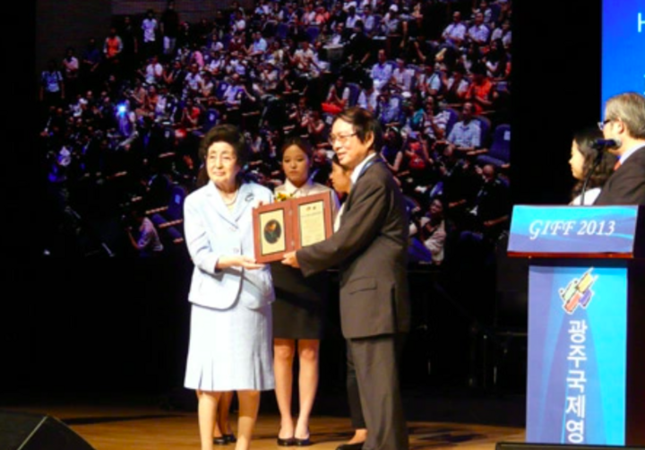 Đạo diễn Đặng Nhật Minh nhận Giải thưởng Điện ảnh Nobel Hòa bình Kim Dae-jung năm 2013.