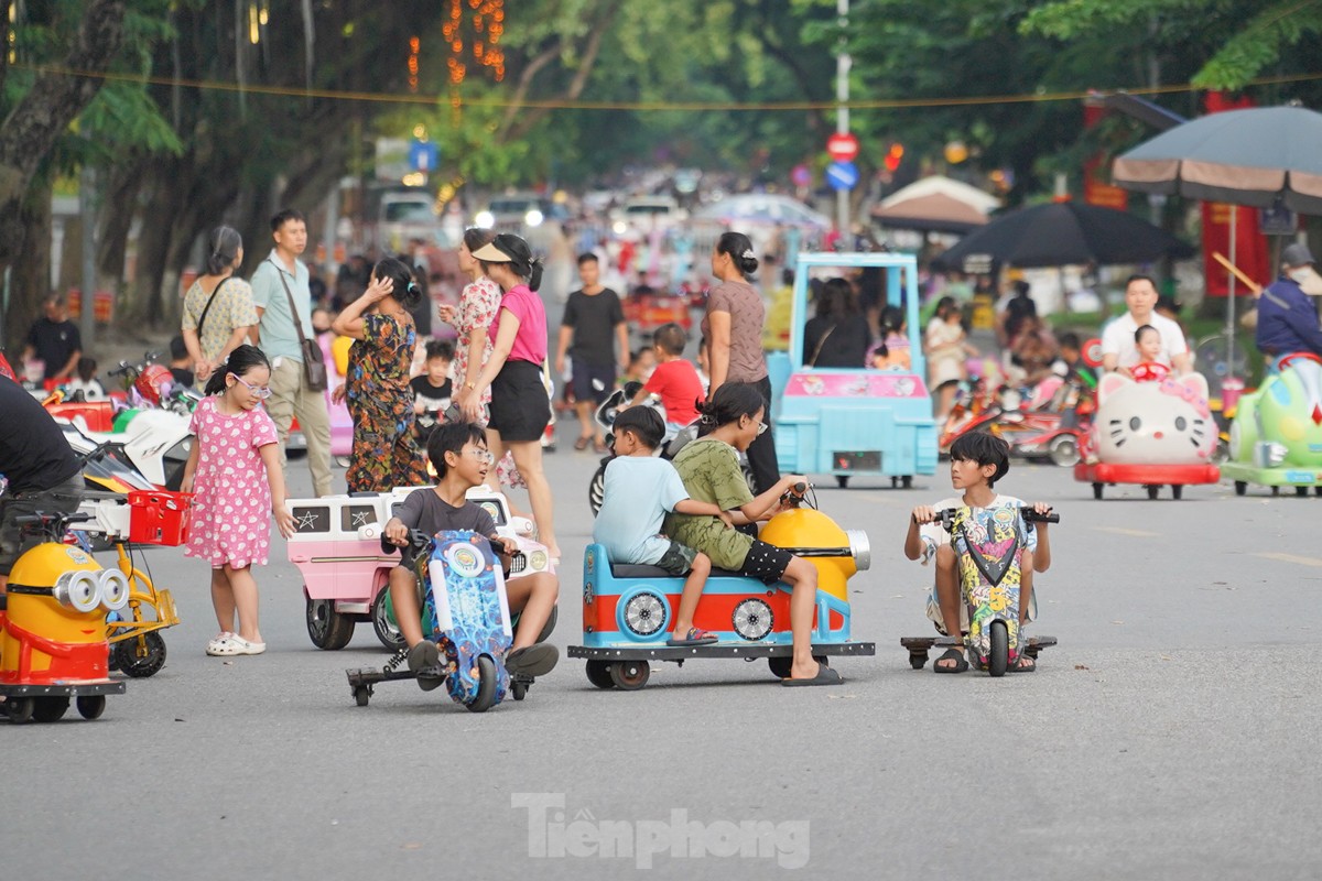 Người dân Hà Nội thảnh thơi dạo chơi, ngắm cảnh trong dịp nghỉ lễ Độc Lập ảnh 21