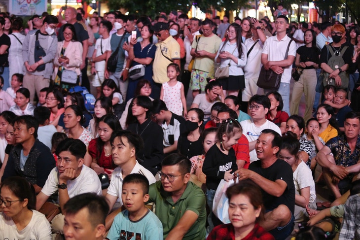 Trung tâm TP.HCM đông nghẹt người đi xem pháo hoa mừng Quốc khánh - Ảnh 6.