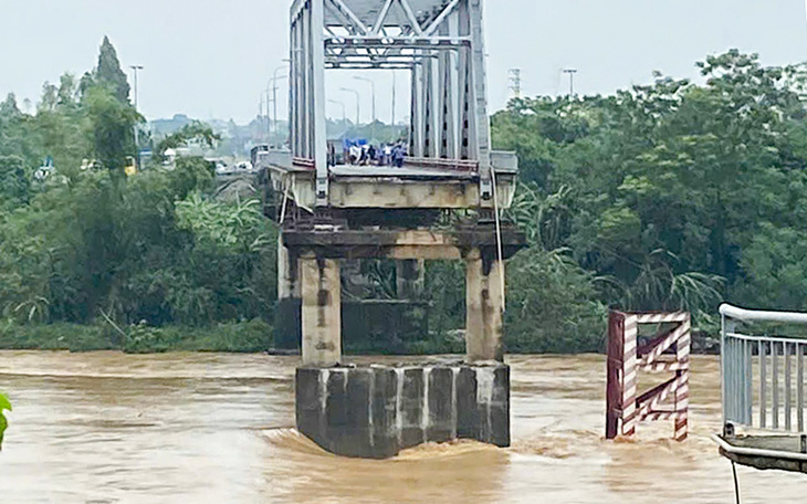 Sập cầu Phong Châu tại Phú Thọ, nghi có người và xe rơi xuống sông - Ảnh 2.