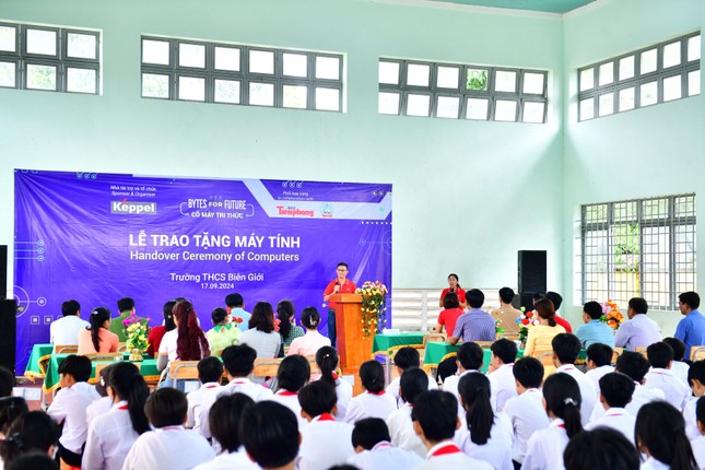 Tập đoàn Keppel và Báo Tiền Phong tặng máy tính cho 2 trường biên giới Tây Ninh ảnh 6