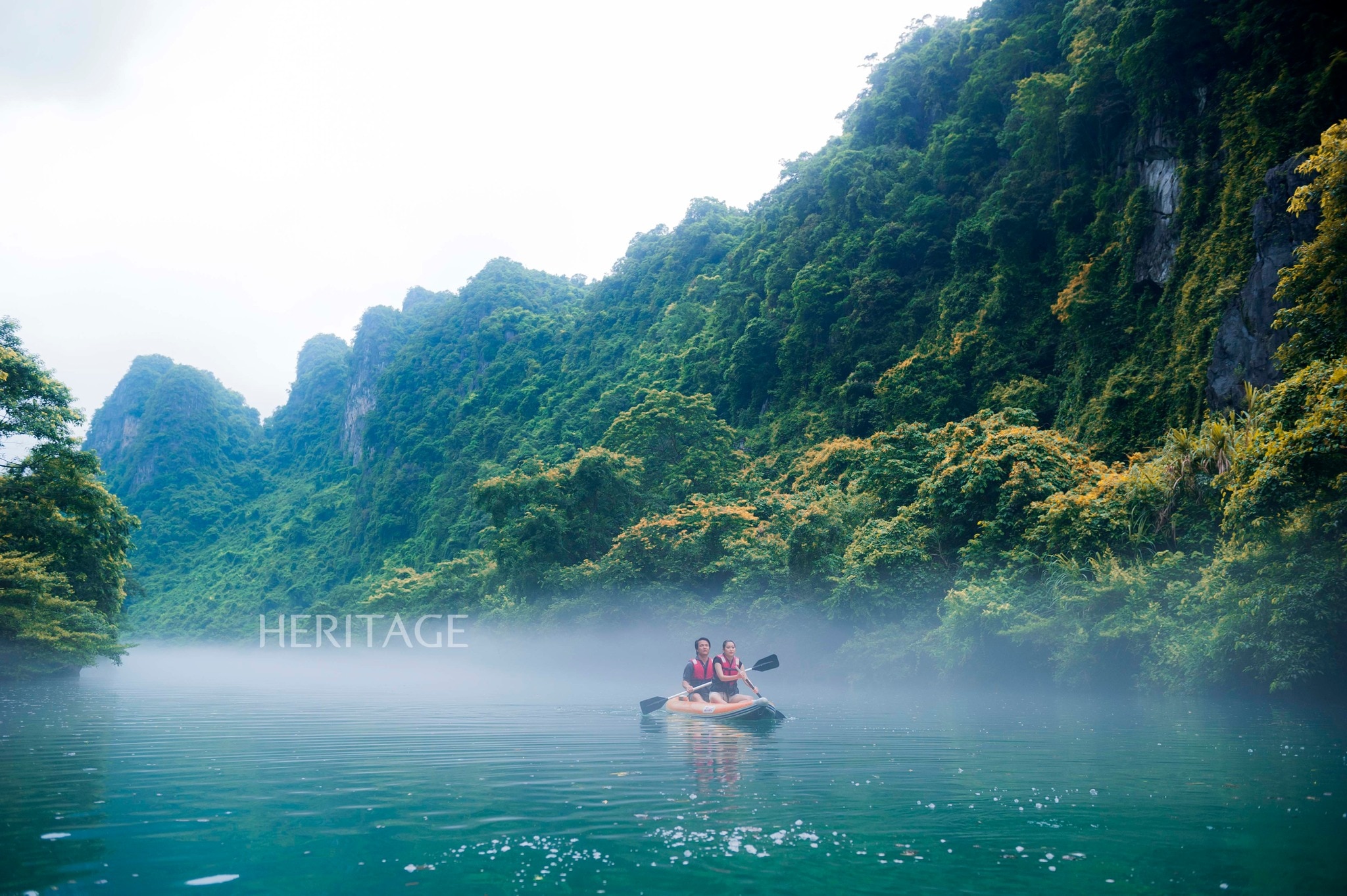 Có thể là hình ảnh về 2 người, thuyền kayak và văn bản